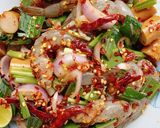 รูปขั้นตอนการทำที่ 3 ของ ยำกุ้งสดไส้กรอก
