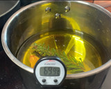 Foto del paso 2 de la receta: Merluza confitada con salsa de mostaza y miel