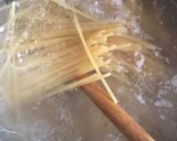 Ketchupos zöldfűszeres csirkemell, spagetti tésztával recept fázis 4 fotója