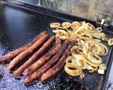 Une image de l'étape 8 de Merguez aux oignons épicés.