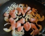 Foto del paso 1 de la receta: Pasta con salsa de pollo, pesto y cebolla