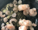 Foto del paso 3 de la receta: Revuelto de quinoa, gulas y gambas 🦐
