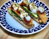 Foto del paso 4 de la receta: Tosta de aguacate, salmón marinado, tomate, yogur y pistachos