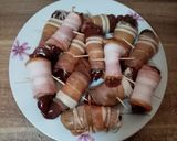 Csirkemáj baconbe tekerve lágy tojással, kígyóuborka dísszel recept fázis 2 fotója