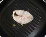 Foto langkah ke 2 dari resep Tenggiri Steak Saus Putih.