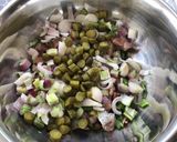 Une image de l'étape 8 de Salade de harengs fumés,pommes de terre,oignons nouveaux et cornichons.