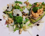Foto del paso 5 de la receta: Aguacate relleno de pollo, salsa rosa, ensalada y carpaccio de ciruela