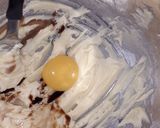 Foto del paso 2 de la receta: Alfajores chocolate con crema de oreo