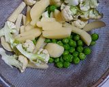 A picture of step 1 of Cauliflower Green Peas Vegetable.