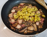 Foto del paso 4 de la receta: Salteado de pulpo, champiñones, patatas y gambas