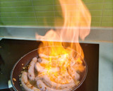 Foto del paso 3 de la receta: Salchichas de pollo flameadas con vino blanco y miel 🍇🍯🔥