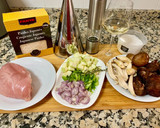 Foto del paso 1 de la receta: Pollo con panko al horno con crema de hongos