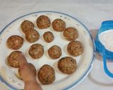 A picture of step 2 of Slurry meatballs with garlic fried spaghetti.