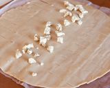 Une image de l'étape 1 de Tresse feuilletée 3 fromages / jambon de parme / tomates / basilic.
