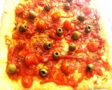 Foto del passaggio 3 della ricetta Pizzette di pasta sfoglia con olive e pomodorini