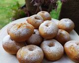 A picture of step 8 of American style butter donuts with icing sugar !.