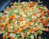 Foto langkah ke 2 dari resep Pastel Gulung Ragout Ayam.