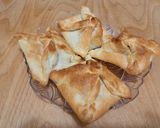 Pas rețetă Pungulițe din foietaj cu jambon și cașcaval în friteuza cu aer 6 fotografie