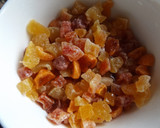 Foto del paso 1 de la receta: Pastel bizcochado exquisito con frutas escarchadas y nueces para mamá