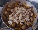 Foto del paso 2 de la receta: Pasta en salsa con champiñones y atún