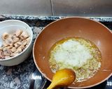 Foto del paso 2 de la receta: Arroz meloso con calamares, mero y guisantes