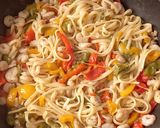 Foto del paso 5 de la receta: Tallarines con pimientos y gambas
