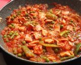 Foto del paso 6 de la receta: Cinta de lomo adobada con tomate, judías verdes y guisantes
