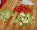 Foto del paso 2 de la receta: Tostas de centeno con guacamole y tartar de atún