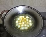 Foto langkah ke 2 dari resep Teri dan telur puyuh masak bawang.