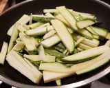 A picture of step 2 of Pasta Shirataki with zucchini sauce.