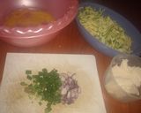 Foto del paso 1 de la receta: Tortillitas de zucchini con cebollitas de verdeo.