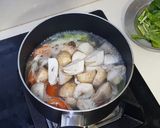 รูปขั้นตอนการทำที่ 2 ของ ต้มยำกุ้งมะพร้าวอ่อน