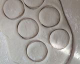 Foto del paso 4 de la receta: Muffins ingleses (panecillos sin horno)