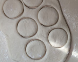 Foto del paso 4 de la receta: Muffins ingleses (panecillos sin horno)