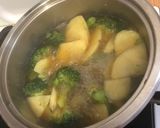 Brokkoli krémleves, burgonyával és croutonnal recept fázis 1 fotója