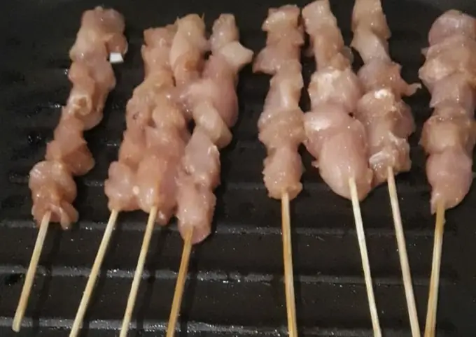 Langkah-langkah untuk membuat Cara membuat Sate Ayam rasa rumahan. Enak sehat