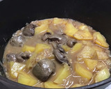 Foto del paso 3 de la receta: Higaditos de pollo en salsa con patatas en cocotte