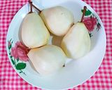 Foto del paso 1 de la receta: Peras confitadas en salsa de frutos rojos y agua de azahar