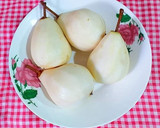 Foto del paso 1 de la receta: Peras confitadas en salsa de frutos rojos y agua de azahar