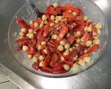 Une image de l'étape 6 de Salade marinée aux poivrons rouges, pois chiches et feta.