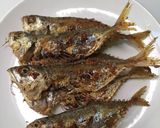 Foto langkah ke 4 dari resep Ikan Kembung Goreng.