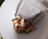 Foto langkah ke 1 dari resep Teh Susu Jahe Simple.