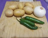 Foto del paso 1 de la receta: Papas con chorizo y rajas de chile serrano