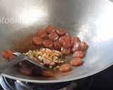 รูปขั้นตอนการทำที่ 2 ของ ผัดกะเพรากุนเชียงหมูทอดด้วยน้ำ แซ่บๆ ทำอาหารง่ายๆ กับคุณแม่