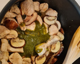Foto del paso 3 de la receta Pollo al pesto con champiñones y queso crema