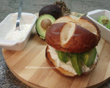 Foto del paso 3 de la receta: Desayuno con panecillo, ricota y aguacate