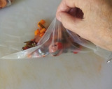 Foto del paso 5 de la receta: Rollitos de verduras con salchicha en papel de arroz
