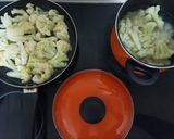 Foto del paso 3 de la receta: Coliflor con bechamel, cebolla, bacon y queso😋