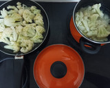 Foto del paso 3 de la receta: Coliflor con bechamel, cebolla, bacon y queso😋