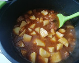 Foto del paso 4 de la receta: Patatas con carne en salsa con picada de frutos secos